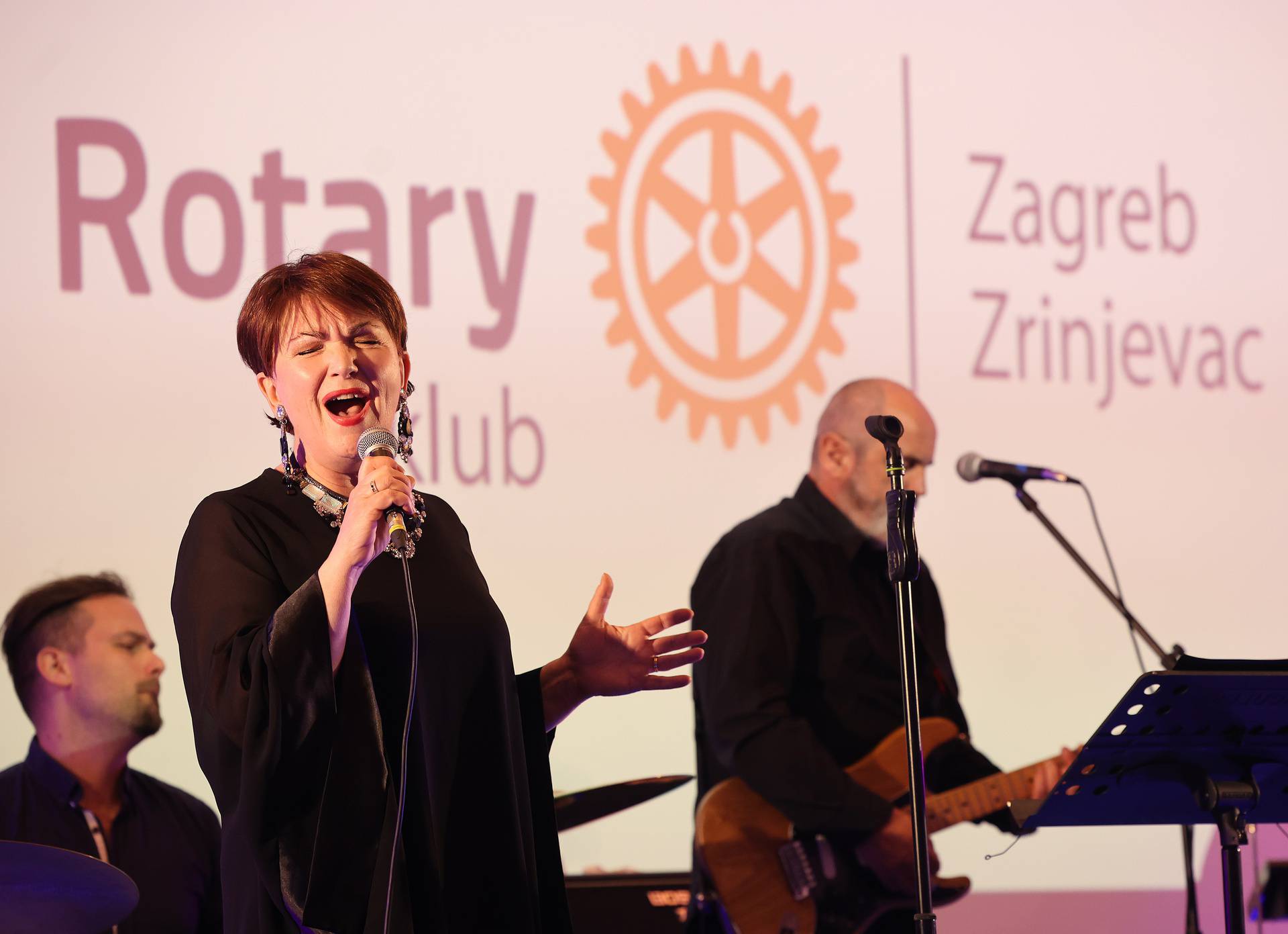 Natalija Prica zabavljala se na večeri Rotary kluba Zrinjevac