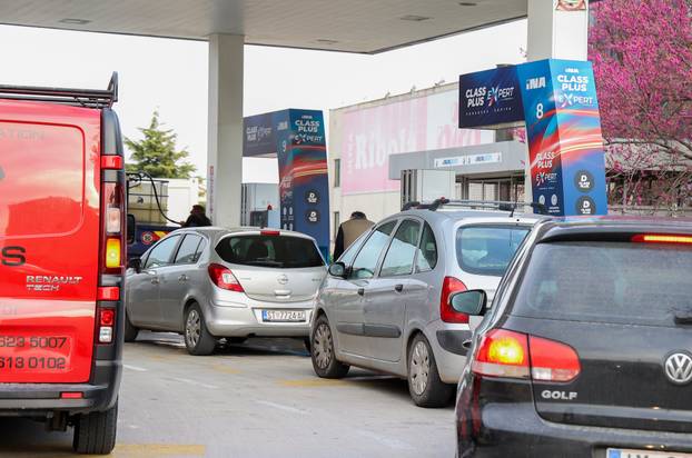 Kaštela: Gužve na benzinskim postajama zbog povećanja cijena goriva
