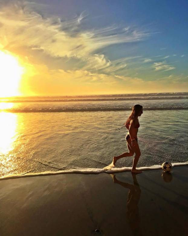 FOTO Ni ozljeda ju nije pokolebala: Danas je jedna od najpoznatijih fitness influencera