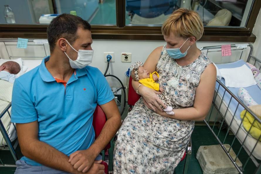 Beba u Osijeku rođena s tek 414 grama:  Prava je mala mrgudica