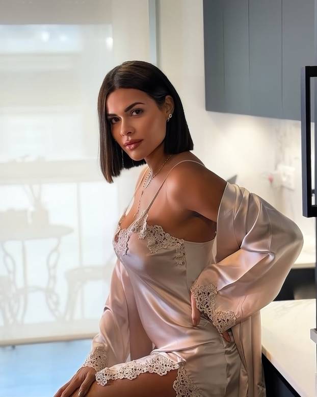 FOTO Zaljubljena je u sebe: 'Dečko mi ne treba, dovoljno mi je pogledati se u ogledalo'