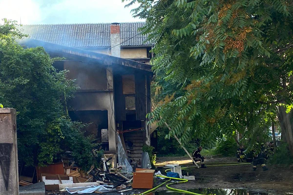Po treći put gori napuštena kuća na Trešnjevci, sve se zadimilo...