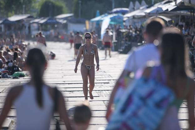 Osijek: Osječani pronašli osvježenje kupanjem na Dravi