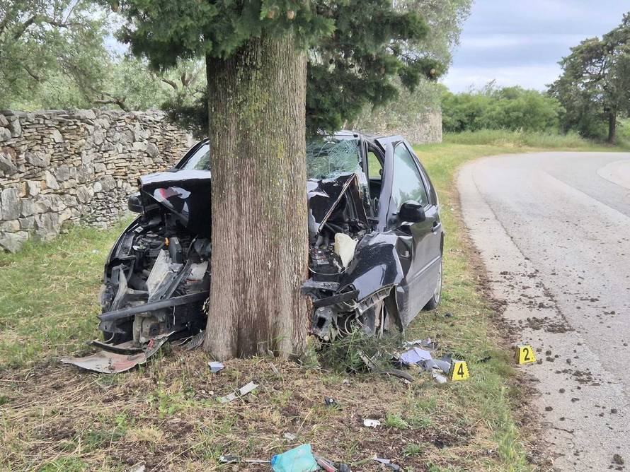 FOTO Užas u Istri: Autom se zabila u stablo, dijete kritično!