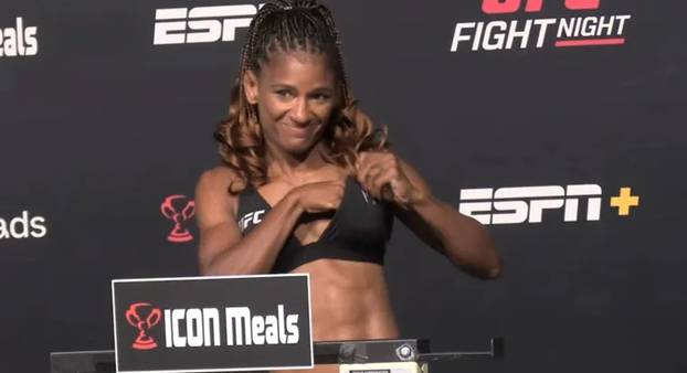 FOTO Kakav gaf! Borkinja na vaganju vadila umetke iz grudi i dala ih službeniku, njemu ispali