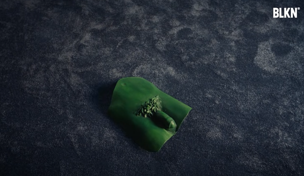 FOTO Relja i Nikolija šokirali publiku bizarnim spotom: 'Pa kao da im držimo svijeću...'