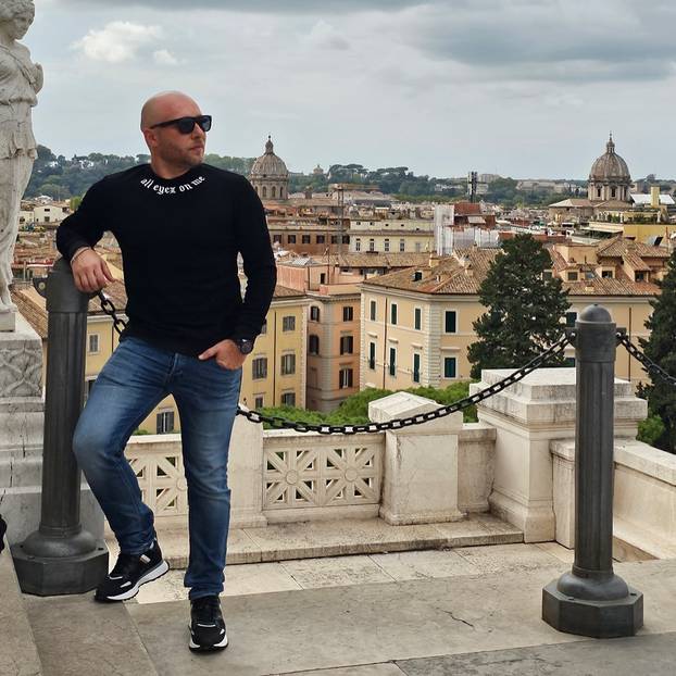 FOTO Na ovog Slavonca žene okidaju, a on pod svaku cijenu krije koga ljubi zadnjih godina