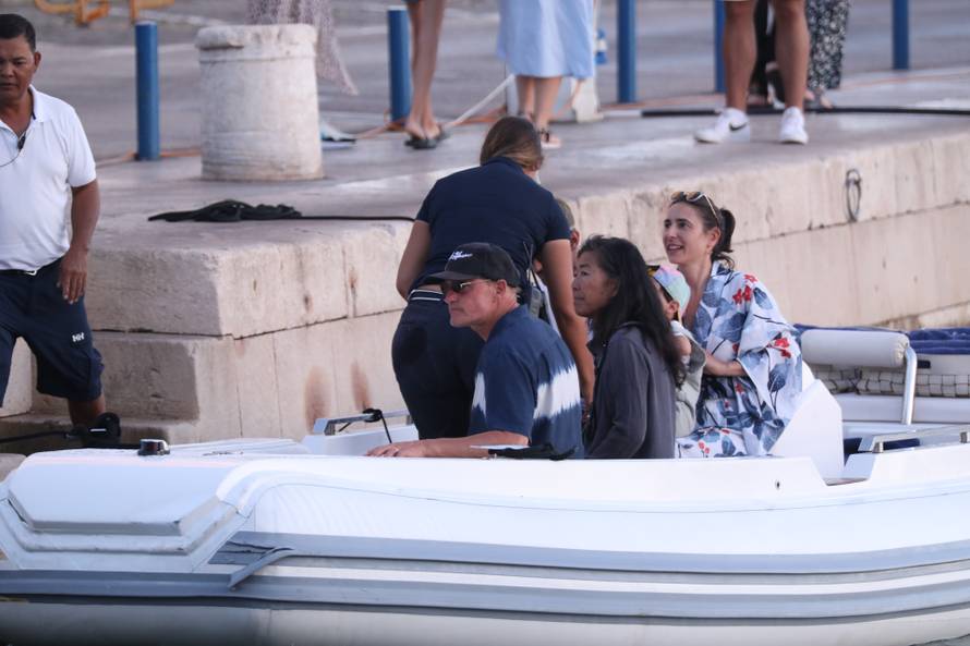 EKSKLUZIVNO: Woody Harrelson mahao je putnicima na brodu, nakon čega je fotoreporteru pokazao srednji prst