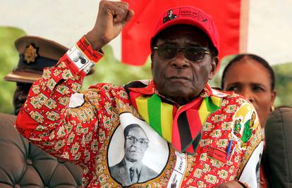 Bivši predsjednik Zimbabvea Robert Mugabe ne može hodati