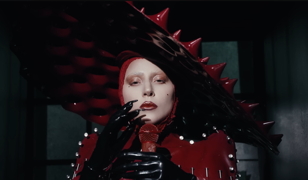 FOTO Šešir s 'bradavicama' i haljina od mesa: Sva bizarna izdanja Lady Gage kroz godine