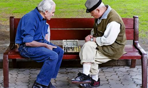 Mlađi vam se čude? Ovo su 14 navika starijih osoba koje su sve manje prisutne