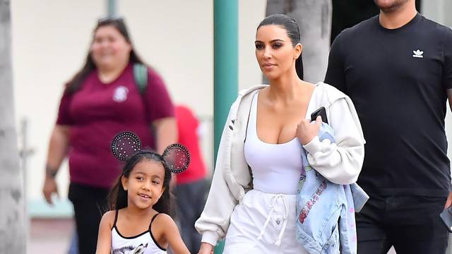 ** PREMIUM EXCLUSIVE RATES APPLY ** Kim Kardashian and her daughter North West have a fun day at Disneyland with friends