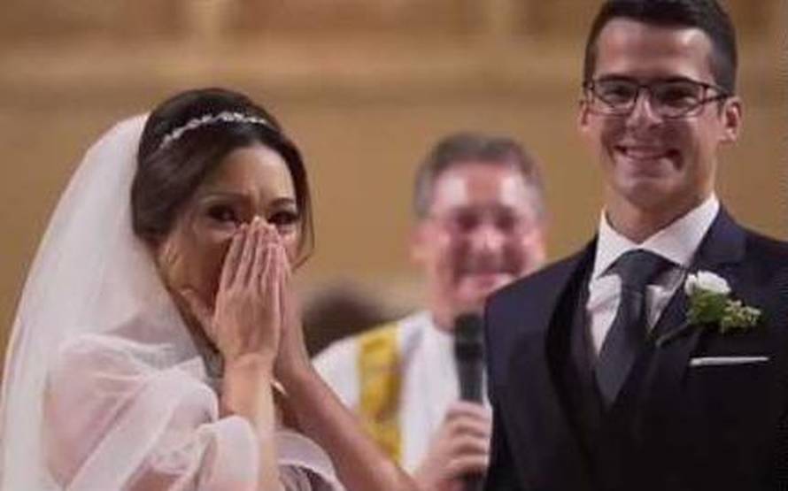 Iznenadio je svoju mladenku pred oltarom u crkvi i toliko dirnuo da je od sreće zaplakala