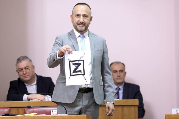 Zagreb: Hrvoje Zekanović u Saboru  izvukao papir sa slovom Z i podrapao ga 