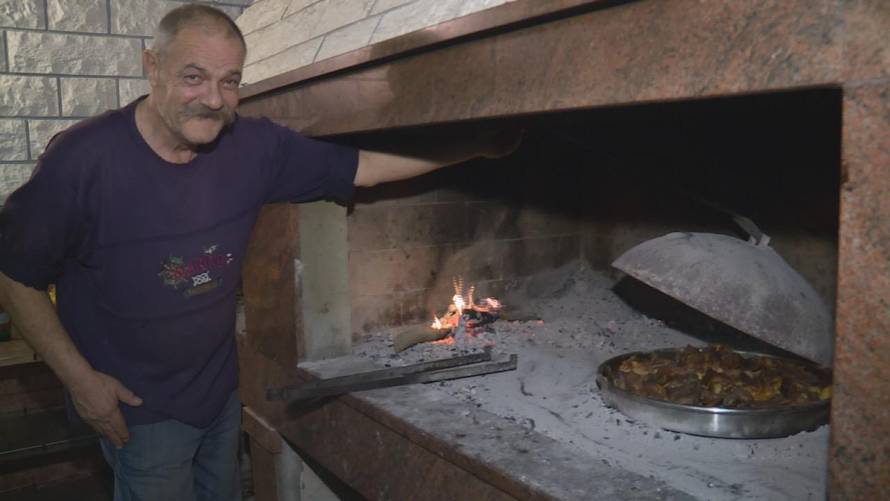 Kinezi se udomaćili u Komarni, s mještanima igraju i košarku