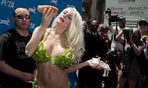 Courtney u bikiniju od salate 'zavodila' vege hot-dog na ulici