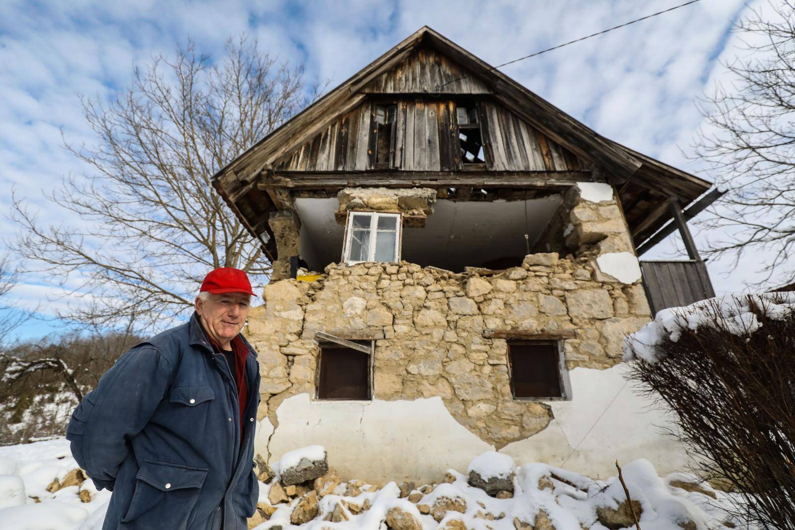 Draganu (68)  iz Buzeta kraj Gline kuću doslovno drži prozor: 'Ako on pukne, ode i moj dom...'