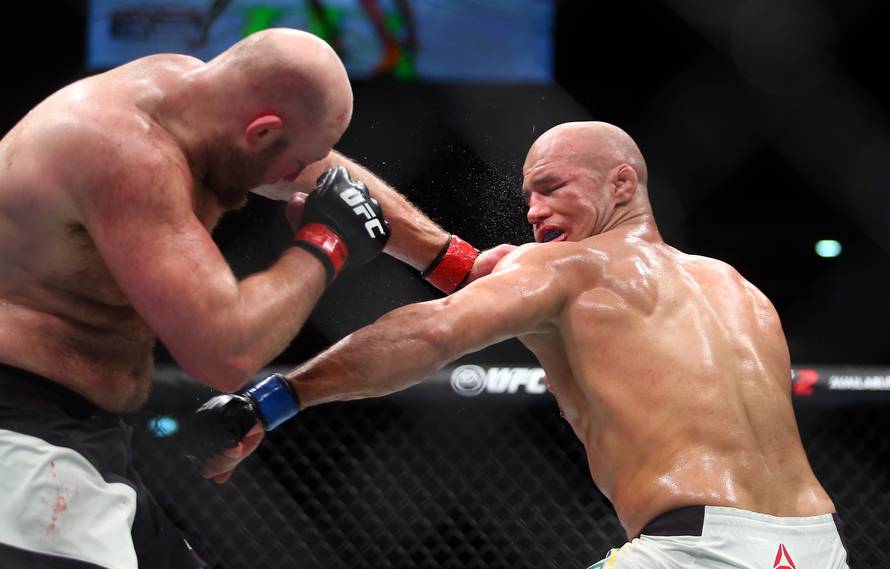 Dos Santos je odlukom sudaca dobio Rothwella u punoj Areni