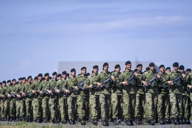 Velika Gorica: Uvježbavanje pješačkih postroja Hrvatske vojske za svečani vojni mimohod