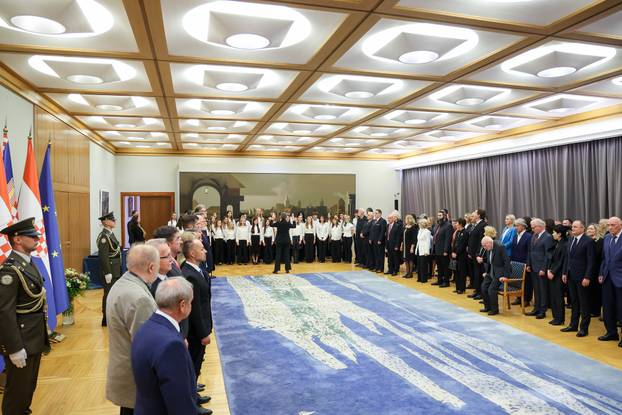 Zagreb: Zoran Milanović uručio odlikovanja i priznanja zaslužnim pojedincima i organizacijama iz područja kulture, znanosti, sporta i gospodarstva