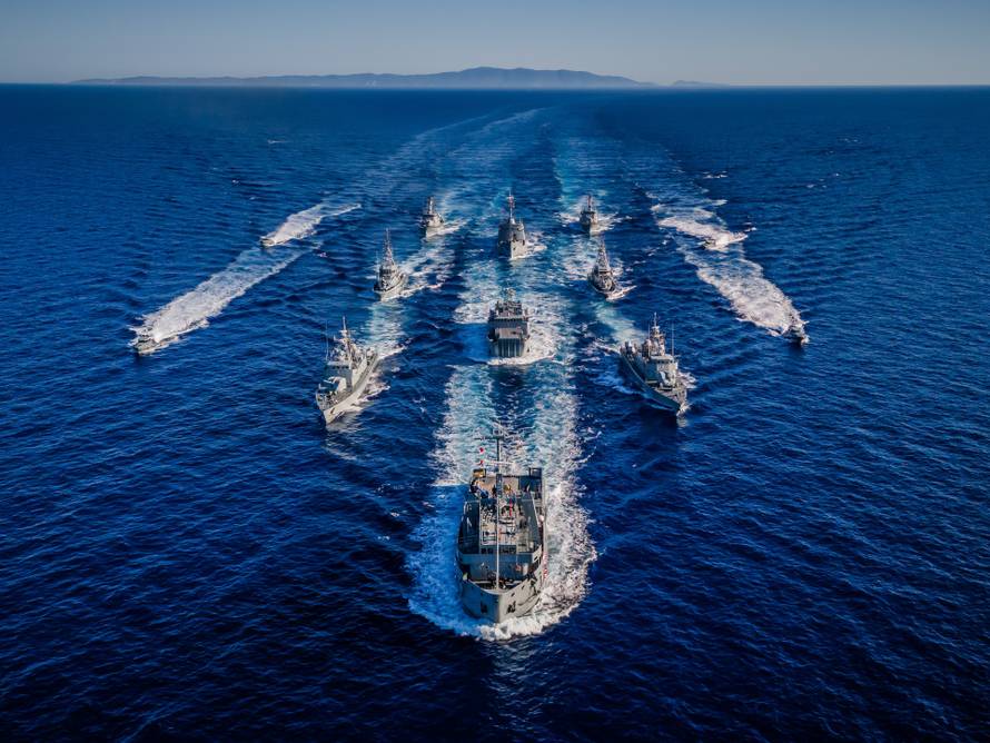 Split: Pogled iz zraka na Hrvatsku ratnu mornaricu koja izvodi vježbu za vojni Mimohod 2025. 