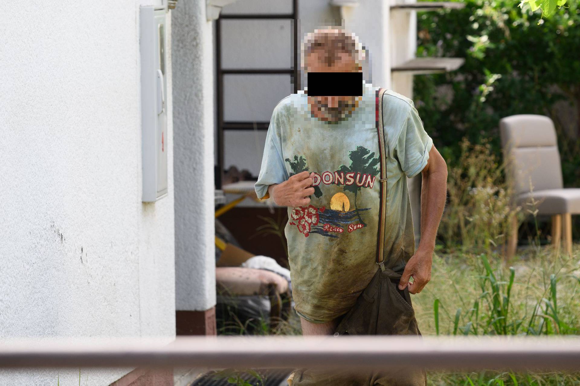 Uznemirujuće: Čovjek s invaliditetom prljav sjedi ispred kuće, susjedi mu donose hranu