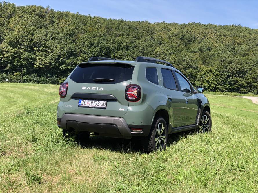 Dacia Duster na testu: Ovaj auto s razlogom je prodajni hit, a može biti i solidan terenac