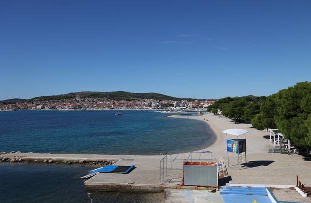 Vodice: Puste i prazne plaže ispred hotela Imperial i Hotel Olympia Sky