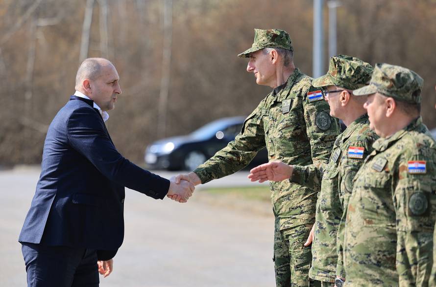 Ministar Anušić i general Kundid na prvom danu TVO-a na Slunju