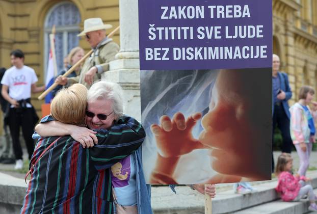 Zagreb: Okupljanje sudionika Hoda za život ispred HNK