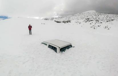 Zanimljiv prizor na Dinari: Auto je skoro cijeli zatrpan u snijegu
