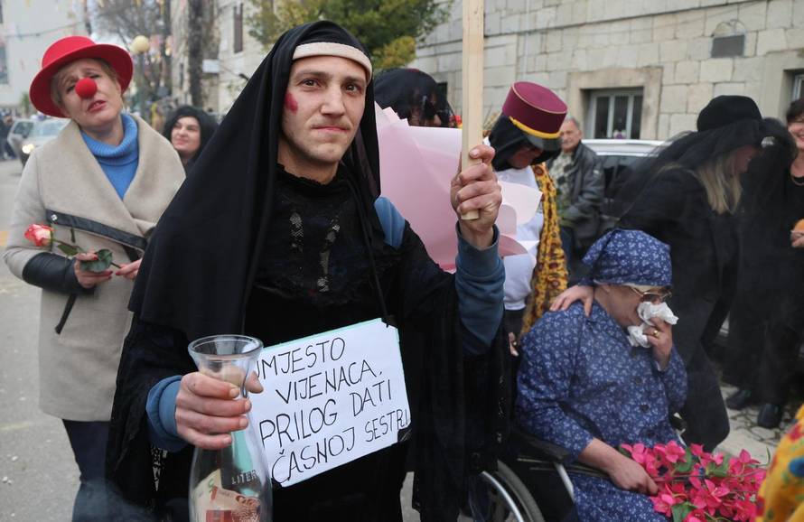 Kaštel Kambelovac: Održan Kambelovski krnjeval i zapaljen krnje “ Yugo”