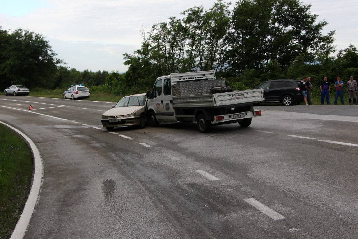 Sudarili se automobil i kamion: Ozlijeđen je vozač Peugota 407