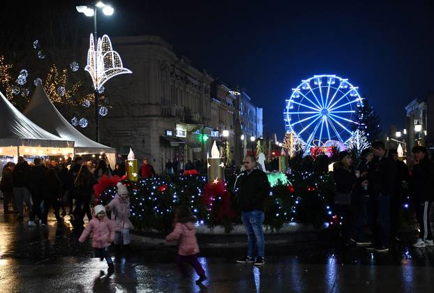 FOTO Advent u Slavonskom Brodu: Dvije lokacije, nove atrakcije i nezaboravni doživljaji