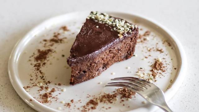 Za ovu prefinu čokoladnu tortu potrebna su samo dva sastojka!