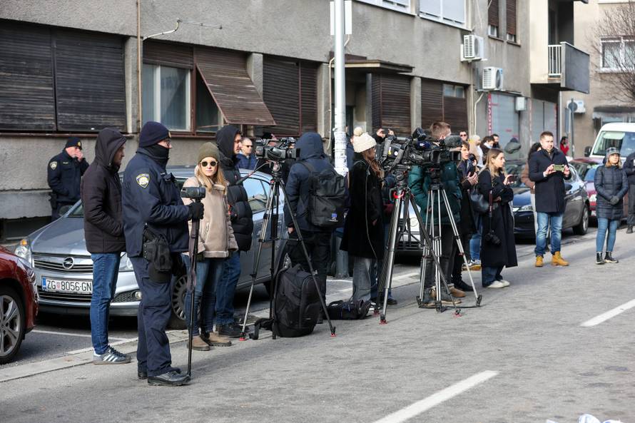 Prosvjednici  su stigli pred stan Tomislava Tomaševića i najavili  da će pjevati Thompsonove pjesme 