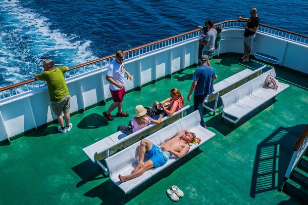 Split: Gužva na trajektu Petar Hektorović na relaciji Split - Vis