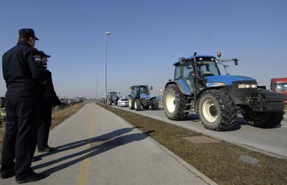 Seljaci su sa stotinjak traktora blokirali čakovečku obilaznicu