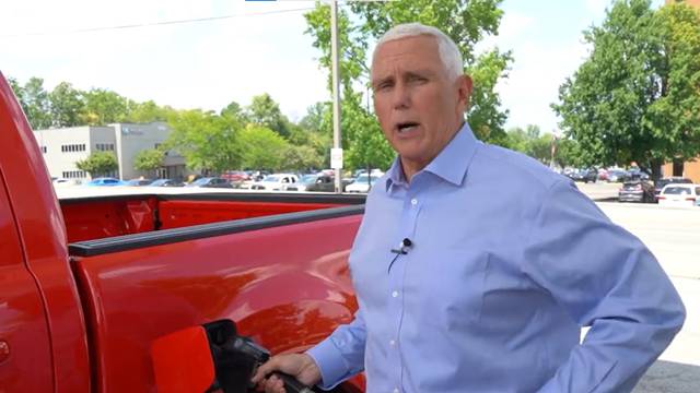 VIDEO Mike Pence postao meta sprdnje: 'Zar nikada prije niste koristili benzinsku pumpu?'