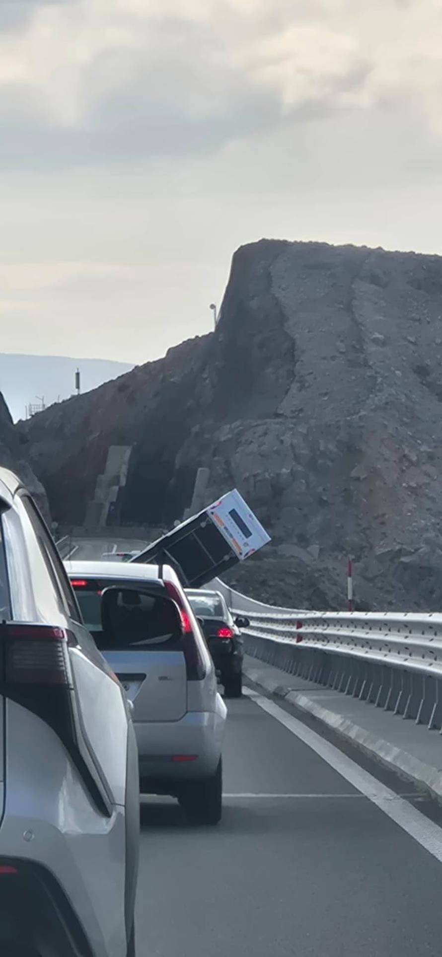 FOTO Spašavali kamp kućicu dok je bura udarala 150 na sat, a onda se prevrnula još jedna