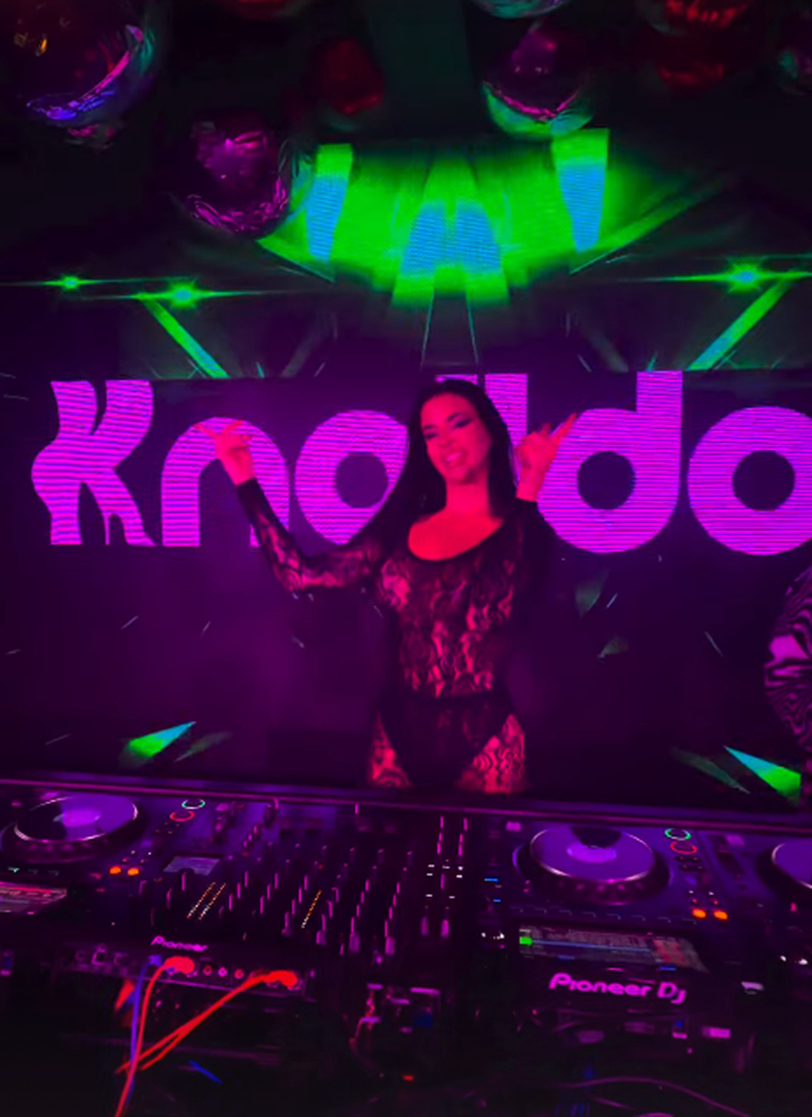 FOTO Ivana Knoll otkrila kako se provodi u Miamiju: U seksi odjeći jedva obuzdala obline