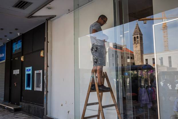 Split: Radnici zamjenjuju staklo koje je sinoć ozljedilo 24 osobe