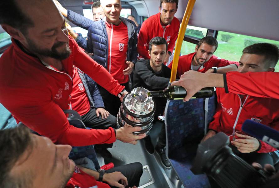 Pogledajte video iz busa: Čilić, Ćorić i društvo pili iz 'salatare