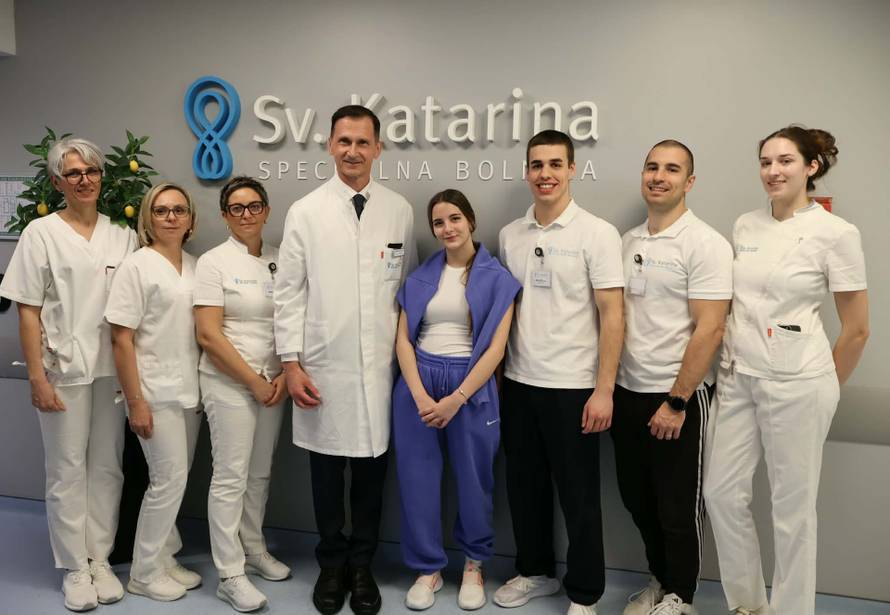 Ella opet hoda. Djevojka koja je preživjela tragediju u Sarajevu  nastavila je liječenje u Zagrebu