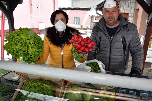 Gornja Vrba: OPG Todorović povrće namijenjeno tržnici prodaje na kućnom pragu