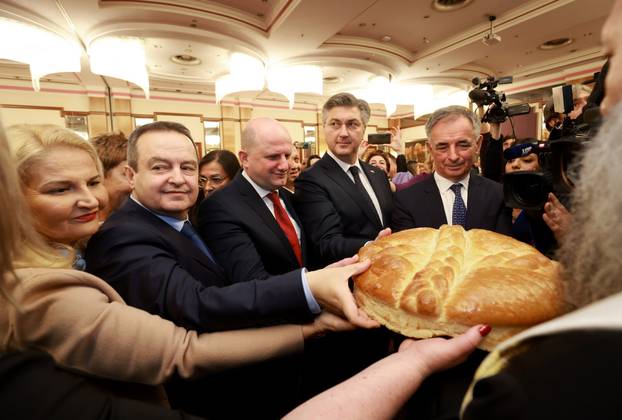 Zagreb: Plenković na prijemu Srpskog narodnog vijeća u kruhu pronašao zlatni novčić