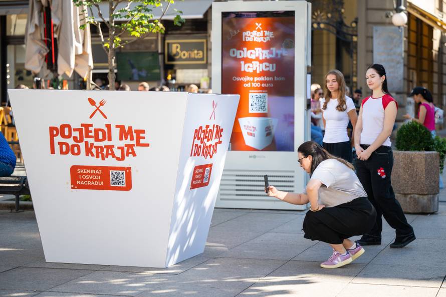 Prolaznike iznenadila neobična golema kutija na špici