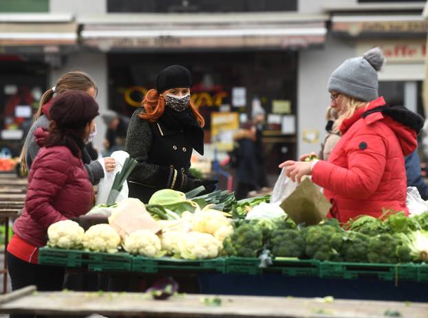 Zagreb: Zaštitne maske za lice sve više služe kao modni dodatak