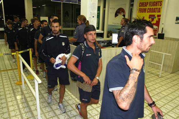 Rijeka: Nakon slijetanja u zra?nu luku igra?i HNK Rijeke proslavili pobjedu na Korzu