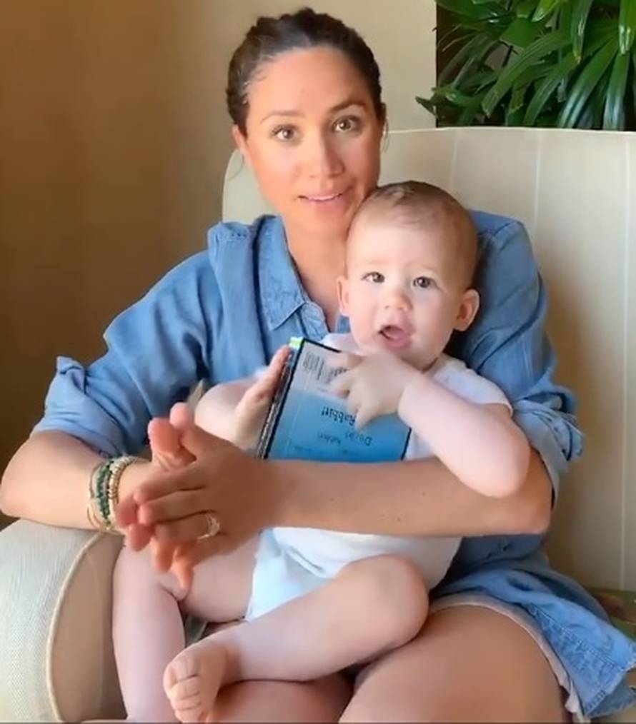 Raznježili sve: Meghan sinu (1) čita o patkici i zeki pa ga ljubi